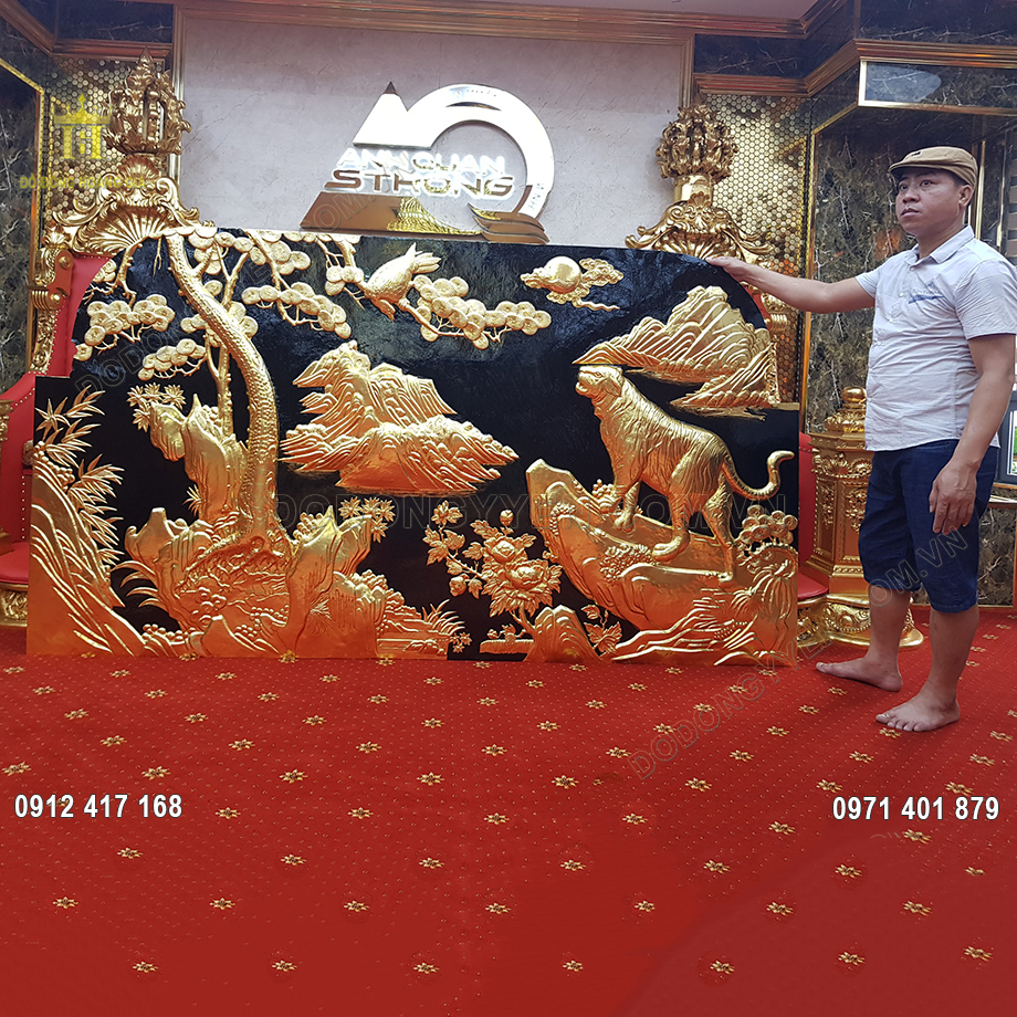 Lắp Đặt Tranh Đồng Chúa Tể Sơn Lâm Dát Vàng 9999 Tại Anh Quân Strong 2M47